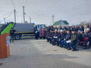 Подробнее о статье В селе Барскоон состоялось мероприятие по передаче специального оборудования для утилизации мусора.