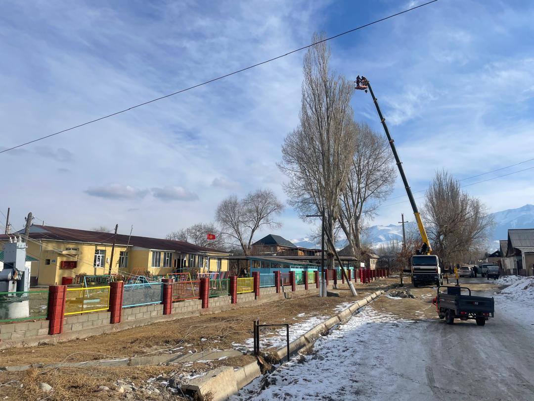 Соответствующие средства выделяются из местного бюджета, а полтонны угля розданы 40 малообеспеченным семьям села Барскоон.