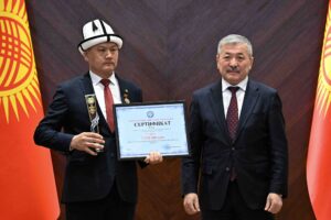 Read more about the article БАРСКООН АЙЫЛ ӨКМӨТҮ РЕСПУБЛИКАДА “МЫКТЫ АЙЫЛ ӨКМӨТҮ” КАРОО-СЫНАГЫНДА ЖЕҢҮҮЧҮ БОЛДУ