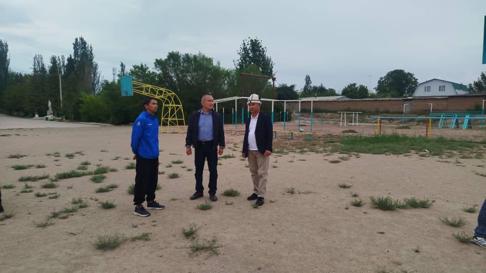 Ысык-Көл облусунун ыйгарым укуктуу өкүлү Б.Ж. Жетигенов жана Жети-Өгүз райондук мамлекеттик администрациясынын башчысы-акими Э.И. Бахавадинов Барскоон айыл аймагына расмий иш сапар менен келип, өнүгүү пландары, инфраструктура, билим берүү, саламаттыкты сактоо жана башка тармактар боюнча маалымат алып, жеринде жол, суу, жарык, мектеп, оорукана жана башка көйгөйлөрдү угуп, чечүү жолдорун сунуштады.